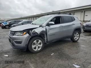 2019 Jeep Compass Latitude с VIN 3C4NJDBB7KT597114, выставлен на аукционе Copart как лот 81682435 с пробегом 49 903 миль миль и Списание • Salvage title. История ставок и продаж доступна на DreamBid. Изображение 1.