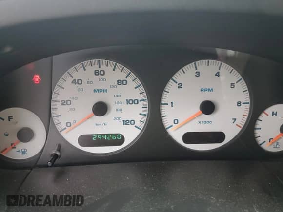 2002 Dodge Caravan EX z VIN 2B4GP74L72R590162, wystawiony jako Copart lot #57000865 z przebiegiem 294 260 mil mil oraz Czysty tytuł • Clean title. Historia ofert i sprzedaży dostępna na DreamBid. Obrazek 9.
