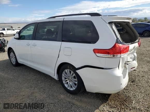2014 Toyota Sienna XLE z VIN 5TDYK3DC0ES454692, wystawiony jako Copart lot #84995675 z przebiegiem 52 669 mil mil oraz Szkoda całkowita • Salvage title. Historia ofert i sprzedaży dostępna na DreamBid. Obrazek 2.