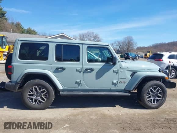 2024 Jeep Wrangler Sahara с VIN 1C4PJXEG1RW299325, выставлен на аукционе IAAI как лот 41854789 с пробегом 27 808 миль миль и . История ставок и продаж доступна на DreamBid. Изображение 14.