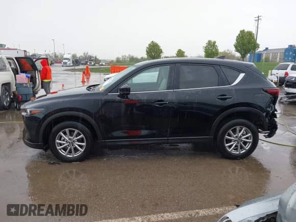 2023 Mazda CX-5 S Carbon Edition z VIN JM3KFBCM3P0126856, wystawiony jako IAAI lot #42020069 z przebiegiem 9 728 mil mil oraz . Historia ofert i sprzedaży dostępna na DreamBid. Obrazek 14.