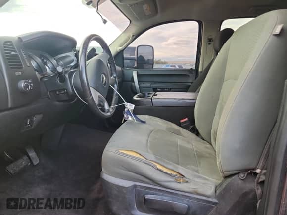 2010 Chevrolet Silverado 2500HD LT z VIN 1GC4KXB66AF133737, wystawiony jako Copart lot #84300895 z przebiegiem Nie podano mil oraz Szkoda całkowita • Salvage title. Historia ofert i sprzedaży dostępna na DreamBid. Obrazek 7.