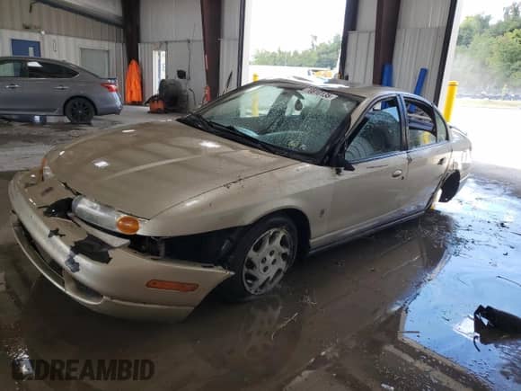 2000 Saturn SL with VIN 1G8ZK5271YZ182706, listed as a Copart auction lot 70810135 with 180,566 mi miles and Salvage title. Bid and sale history available at DreamBid. Image 1.