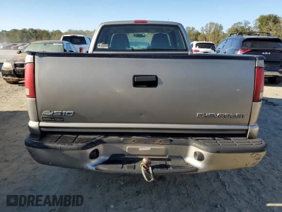 2003 Chevrolet S-10 Fleet z VIN 1GCCS19XX38242653, wystawiony jako Copart lot #73344404 z przebiegiem Nie podano mil oraz Szkoda całkowita • Salvage title. Historia ofert i sprzedaży dostępna na DreamBid. Obrazek 6.