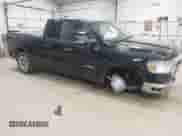 2020 Ram 1500 Big Horn z VIN 1C6SRFBT6LN142263, wystawiony jako IAAI lot #42992728 z przebiegiem 94 208 mil mil oraz . Historia ofert i sprzedaży dostępna na DreamBid. Obrazek 1.