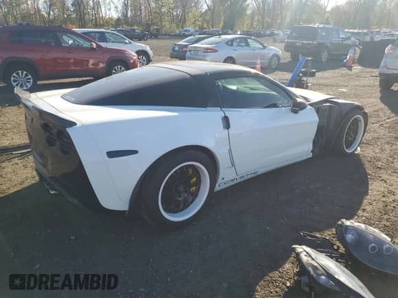 2008 Chevrolet Corvette с VIN 1G1YY26W285131831, выставлен на аукционе Copart как лот 86121135 с пробегом 60 347 миль миль и Списание • Salvage title. История ставок и продаж доступна на DreamBid. Изображение 3.