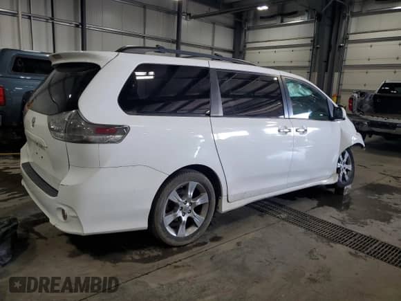 2014 Toyota Sienna SE with VIN 5TDXK3DC2ES442961, listed as a Copart auction lot 70143165 with 204,488 mi miles and Non repairable. Bid and sale history available at DreamBid. Image 3.