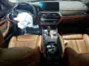 2021 BMW 5 Series 530i z VIN WBA53BH03MCF41724, wystawiony jako Copart lot #67712305 z przebiegiem 74 875 mil mil oraz Czysty tytuł • Clean title. Historia ofert i sprzedaży dostępna na DreamBid. Obrazek 8.