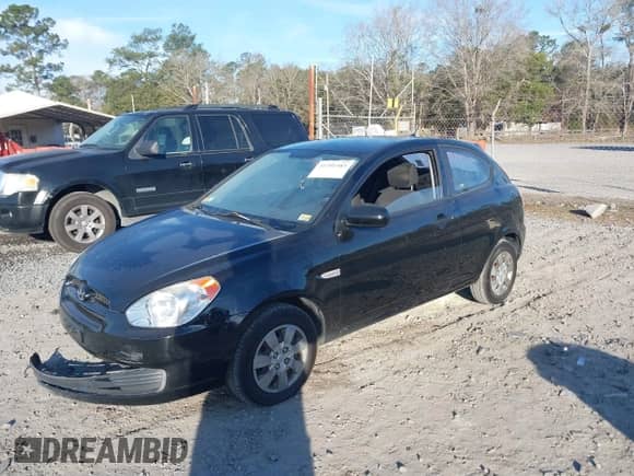 2010 Hyundai Accent GS z VIN KMHCM3AC0AU185331, wystawiony jako IAAI lot #41701583 z przebiegiem 139 671 mil mil oraz . Historia ofert i sprzedaży dostępna na DreamBid. Obrazek 2.