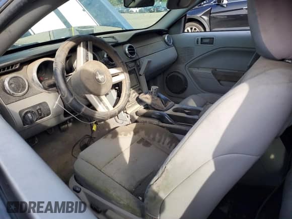 2005 Ford Mustang Deluxe z VIN 1ZVFT80N955153219, wystawiony jako Copart lot #84043805 z przebiegiem 189 162 mil mil oraz Szkoda całkowita • Salvage title. Historia ofert i sprzedaży dostępna na DreamBid. Obrazek 7.