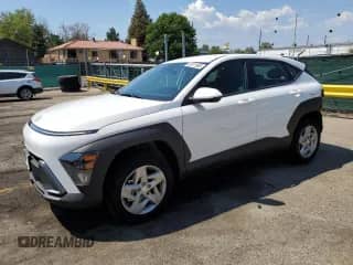 2025 Hyundai Kona SE с VIN KM8HACAB3SU217521, выставлен на аукционе Copart как лот 67071965 с пробегом 390 миль миль и Списание • Salvage title. История ставок и продаж доступна на DreamBid. Изображение 1.