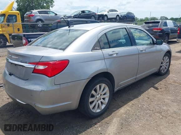 2014 Chrysler 200 Touring z VIN 1C3CCBBB6EN107521, wystawiony jako IAAI lot #39872826 z przebiegiem 181 428 mil mil oraz . Historia ofert i sprzedaży dostępna na DreamBid. Obrazek 4.