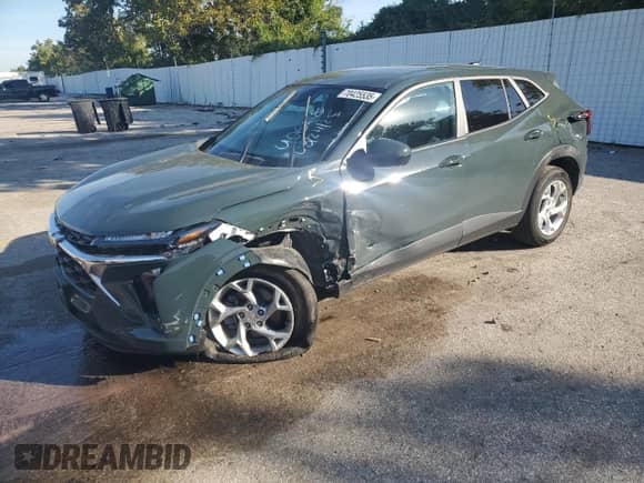 2025 Chevrolet Trax LS с VIN KL77LFEPXSC140361, выставлен на аукционе Copart как лот 70425535 с пробегом 16 383 миль миль и Списание • Salvage title. История ставок и продаж доступна на DreamBid. Изображение 1.