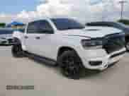 2023 Ram 1500 Laramie z VIN 1C6SRFJTXPN525856, wystawiony jako Copart lot #68310235 z przebiegiem 48 702 mil mil oraz Szkoda całkowita • Salvage title. Historia ofert i sprzedaży dostępna na DreamBid. Obrazek 4.