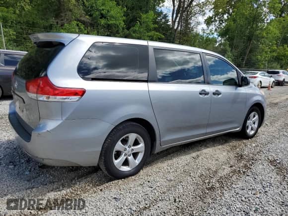2012 Toyota Sienna z VIN 5TDKA3DC1CS016656, wystawiony jako Copart lot #70881095 z przebiegiem 215 349 mil mil oraz Czysty tytuł • Clean title. Historia ofert i sprzedaży dostępna na DreamBid. Obrazek 3.