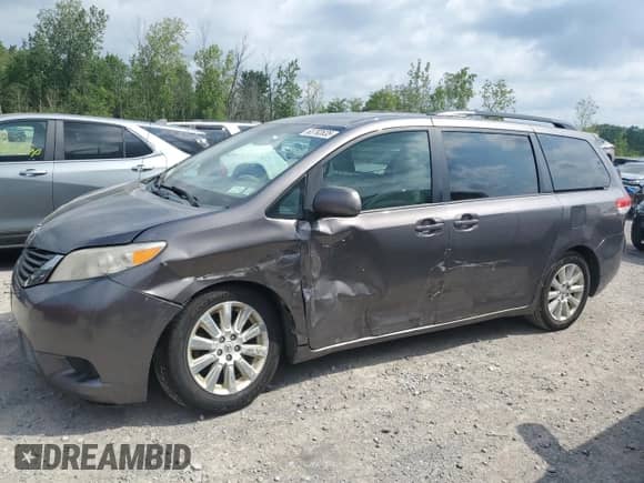 2014 Toyota Sienna LE z VIN 5TDJK3DC8ES093259, wystawiony jako Copart lot #63792635 z przebiegiem 226 271 mil mil oraz Szkoda całkowita • Salvage title. Historia ofert i sprzedaży dostępna na DreamBid. Obrazek 1.