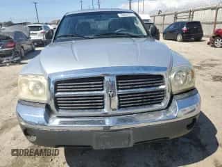 2005 Dodge Dakota SLT z VIN 1D7HW48N85S342452, wystawiony jako Copart lot #70287975 z przebiegiem 165 543 mil mil oraz Czysty tytuł • Clean title. Historia ofert i sprzedaży dostępna na DreamBid. Obrazek 5.