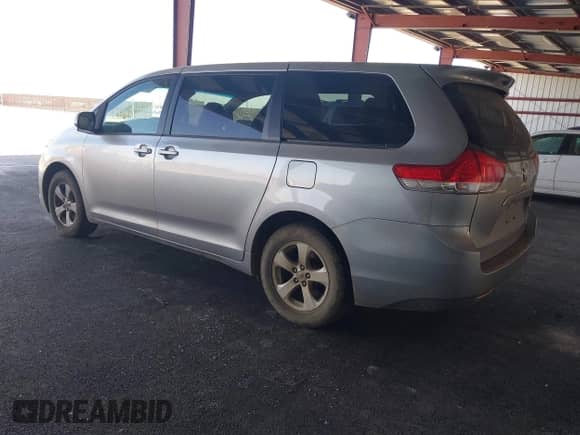 2012 Toyota Sienna z VIN 5TDKA3DC2CS013412, wystawiony jako IAAI lot #43273974 z przebiegiem 193 603 mil mil oraz . Historia ofert i sprzedaży dostępna na DreamBid. Obrazek 3.