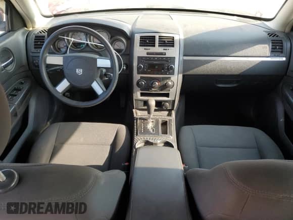 2010 Dodge Charger SXT z VIN 2B3CA3CVXAH107896, wystawiony jako Copart lot #68970235 z przebiegiem 197 785 mil mil oraz Szkoda całkowita • Salvage title. Historia ofert i sprzedaży dostępna na DreamBid. Obrazek 8.