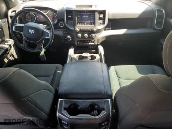 2020 Ram 1500 Big Horn z VIN 1C6SRFFT8LN397491, wystawiony jako Copart lot #55982305 z przebiegiem 74 639 mil mil oraz Szkoda całkowita • Salvage title. Historia ofert i sprzedaży dostępna na DreamBid. Obrazek 8.