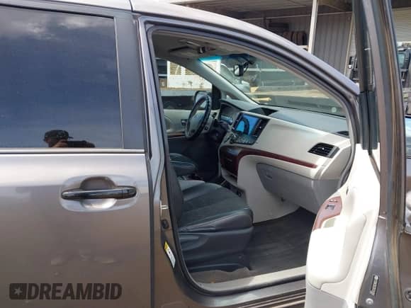 2013 Toyota Sienna SE with VIN 5TDXK3DC2DS324200, listed as a IAAI auction lot 43118012 with 158,753 mi miles and . Bid and sale history available at DreamBid. Image 5.