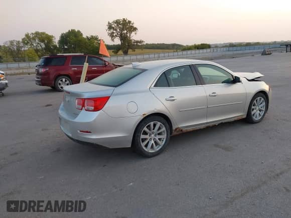 2015 Chevrolet Malibu LT z VIN 1G11D5SL2FF280788, wystawiony jako IAAI lot #43186438 z przebiegiem 149 634 mil mil oraz . Historia ofert i sprzedaży dostępna na DreamBid. Obrazek 4.