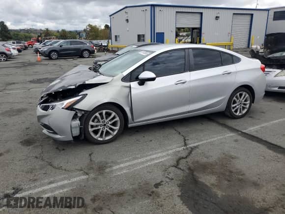 2017 Chevrolet Cruze LS z VIN 1G1BC5SM8H7124364, wystawiony jako Copart lot #81910565 z przebiegiem 75 631 mil mil oraz Szkoda całkowita • Salvage title. Historia ofert i sprzedaży dostępna na DreamBid. Obrazek 1.