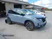 2023 Honda Passport Elite z VIN 5FNYF8H03PB000039, wystawiony jako IAAI lot #40593339 z przebiegiem 33 697 mil mil oraz . Historia ofert i sprzedaży dostępna na DreamBid. Obrazek 1.