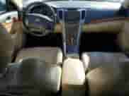 2009 Hyundai Sonata Limited z VIN 5NPEU46F69H560960, wystawiony jako Copart lot #89630475 z przebiegiem 293 739 mil mil oraz Szkoda całkowita • Salvage title. Historia ofert i sprzedaży dostępna na DreamBid. Obrazek 8.