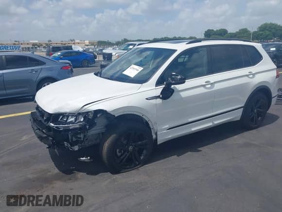 2024 Volkswagen Tiguan SE R-Line Black с VIN 3VVCB7AX5RM172323, выставлен на аукционе IAAI как лот 42501946 с пробегом 4 497 миль миль и . История ставок и продаж доступна на DreamBid. Изображение 20.