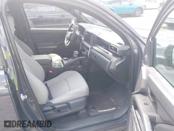 2024 Toyota Tacoma SR5 z VIN 3TMLB5JN3RM039609, wystawiony jako IAAI lot #42811469 z przebiegiem 19 681 mil mil oraz . Historia ofert i sprzedaży dostępna na DreamBid. Obrazek 5.