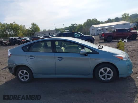 2015 Toyota Prius Four z VIN JTDKN3DU3F1977760, wystawiony jako IAAI lot #43233363 z przebiegiem 101 831 mil mil oraz . Historia ofert i sprzedaży dostępna na DreamBid. Obrazek 13.