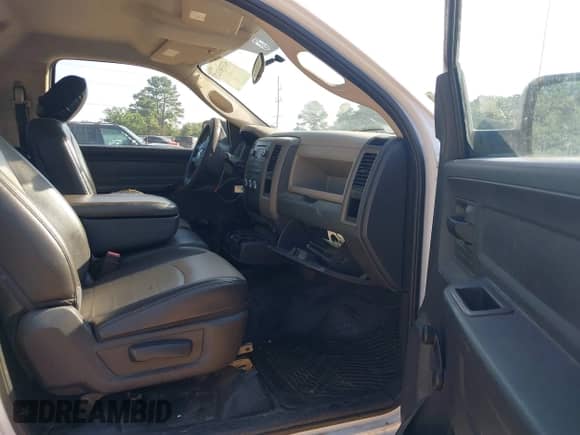 2012 Ram 1500 ST z VIN 3C6JD6DP5CG244057, wystawiony jako IAAI lot #42330312 z przebiegiem 237 024 mil mil oraz . Historia ofert i sprzedaży dostępna na DreamBid. Obrazek 5.