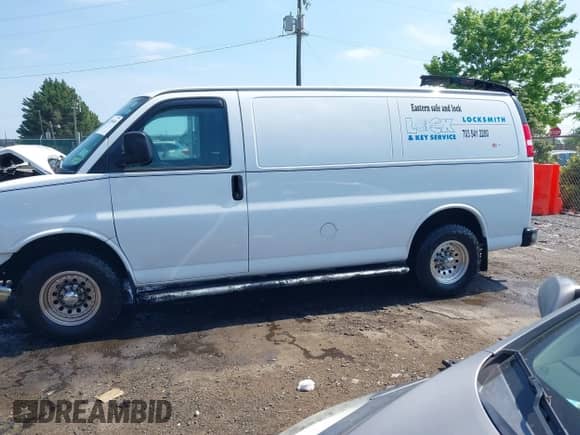 2018 Chevrolet Express Cargo with VIN 1GCWGAFG0J1909366, listed as a IAAI auction lot 42105840 with 533,910 mi miles and . Bid and sale history available at DreamBid. Image 15.