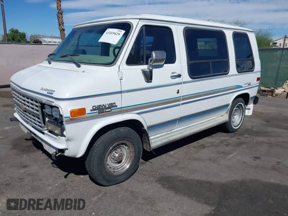 1995 Chevrolet Chevy Van z VIN 1GBEG25Z7SF113159, wystawiony jako IAAI lot #43169429 z przebiegiem 138 859 mil mil oraz . Historia ofert i sprzedaży dostępna na DreamBid. Obrazek 2.