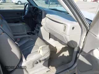 2001 Chevrolet Silverado 1500 LS z VIN 1GCEC19T71Z129656, wystawiony jako IAAI lot #43417159 z przebiegiem 216 452 mil mil oraz . Historia ofert i sprzedaży dostępna na DreamBid. Obrazek 5.