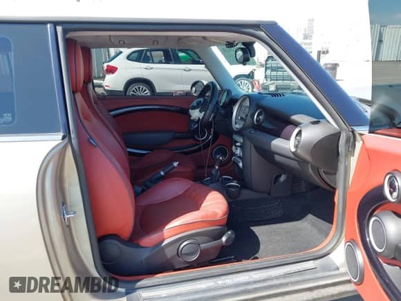 2007 MINI Hardtop with VIN WMWMF33537TT55761, listed as a IAAI auction lot 43072021 with 190,545 mi miles and . Bid and sale history available at DreamBid. Image 5.