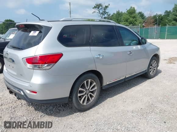 2014 Nissan Pathfinder SL with VIN 5N1AR2MN6EC735904, listed as a IAAI auction lot 42817020 with 190,936 mi miles and . Bid and sale history available at DreamBid. Image 4.