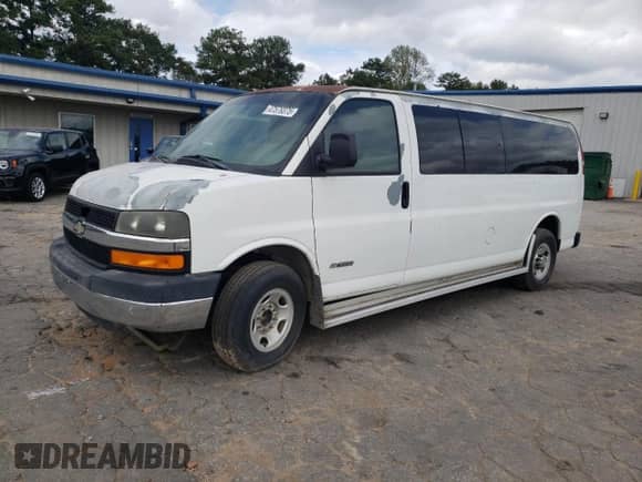 2004 Chevrolet Express Passenger z VIN 1GAHG39U641208561, wystawiony jako Copart lot #47579375 z przebiegiem Nie podano mil oraz Szkoda całkowita • Salvage title. Historia ofert i sprzedaży dostępna na DreamBid. Obrazek 1.