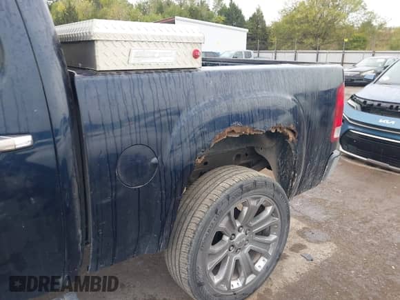 2007 GMC Sierra 1500 SLE1 z VIN 2GTEK13M371542065, wystawiony jako IAAI lot #43422971 z przebiegiem 308 697 mil mil oraz . Historia ofert i sprzedaży dostępna na DreamBid. Obrazek 6.