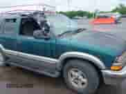 1998 Chevrolet Blazer LS z VIN 1GNDT13W3W2192985, wystawiony jako IAAI lot #42642518 z przebiegiem 139 608 mil mil oraz . Historia ofert i sprzedaży dostępna na DreamBid. Obrazek 6.