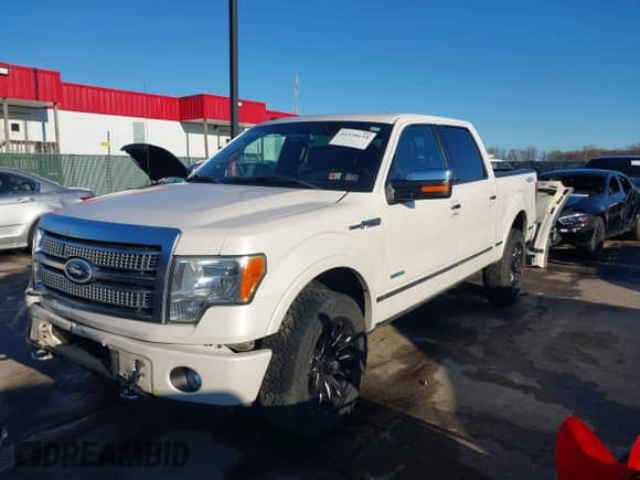 2011 Ford F-150 XLT z VIN 1FTFW1ETXBFB21698, wystawiony jako IAAI lot #41320154 z przebiegiem 119 765 mil mil oraz . Historia ofert i sprzedaży dostępna na DreamBid. Obrazek 17.