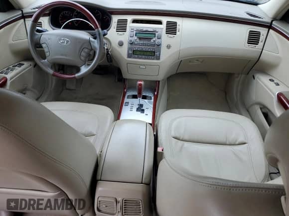 2006 Hyundai Azera SE с VIN KMHFC46F16A105987, выставлен на аукционе Copart как лот 83908314 с пробегом 85 820 миль миль и Чистый • Clean title. История ставок и продаж доступна на DreamBid. Изображение 8.
