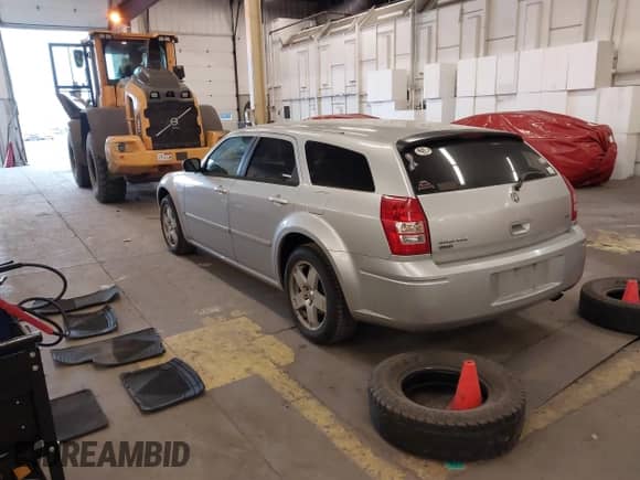 2005 Dodge Magnum SXT with VIN 2D4GZ48VX5H688672, listed as a IAAI auction lot 41466285 with 183,124 mi miles and . Bid and sale history available at DreamBid. Image 3.