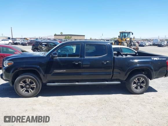 2018 Toyota Tacoma SR5 с VIN 3TMBZ5DN1JM014540, выставлен на аукционе IAAI как лот 42505324 с пробегом 112 990 миль миль и . История ставок и продаж доступна на DreamBid. Изображение 14.