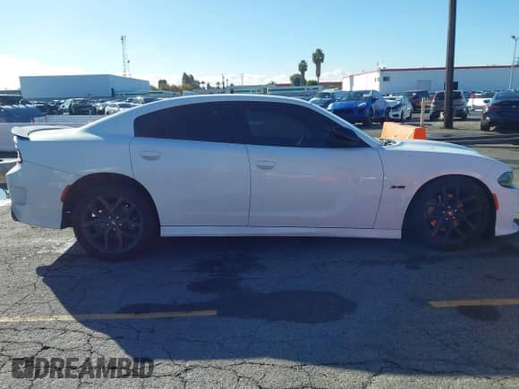 2023 Dodge Charger R/T z VIN 2C3CDXCT0PH535825, wystawiony jako IAAI lot #42280984 z przebiegiem 33 489 mil mil oraz . Historia ofert i sprzedaży dostępna na DreamBid. Obrazek 13.