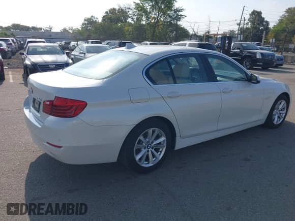 2014 BMW 5 Series 528i xDrive with VIN WBA5A7C57ED616617, listed as a IAAI auction lot 43292380 with 77,128 mi miles and . Bid and sale history available at DreamBid. Image 4.
