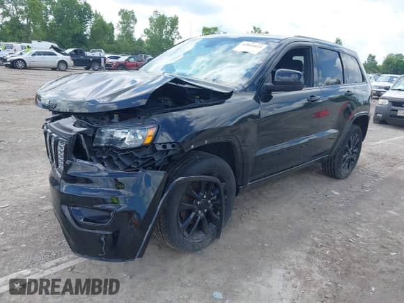 2021 Jeep Grand Cherokee Laredo E z VIN 1C4RJFAG0MC561001, wystawiony jako IAAI lot #42811025 z przebiegiem 48 959 mil mil oraz . Historia ofert i sprzedaży dostępna na DreamBid. Obrazek 2.