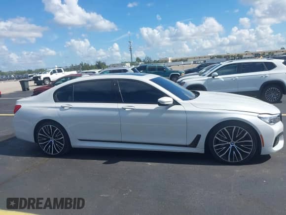 2019 BMW 7 Series 740i z VIN WBA7E2C50KB216678, wystawiony jako IAAI lot #42517585 z przebiegiem 56 572 mil mil oraz . Historia ofert i sprzedaży dostępna na DreamBid. Obrazek 14.
