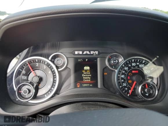 2020 Ram 1500 Big Horn z VIN 1C6RREFG6LN289012, wystawiony jako Copart lot #61009815 z przebiegiem 129 977 mil mil oraz Szkoda całkowita • Salvage title. Historia ofert i sprzedaży dostępna na DreamBid. Obrazek 9.